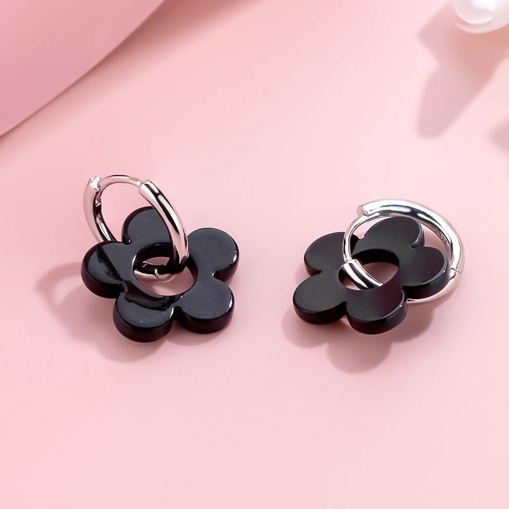 Aretes de flores negras retro S925 plata simple y fría pernos de aretes de nicho de diseño de aretes dulces aretes versátiles