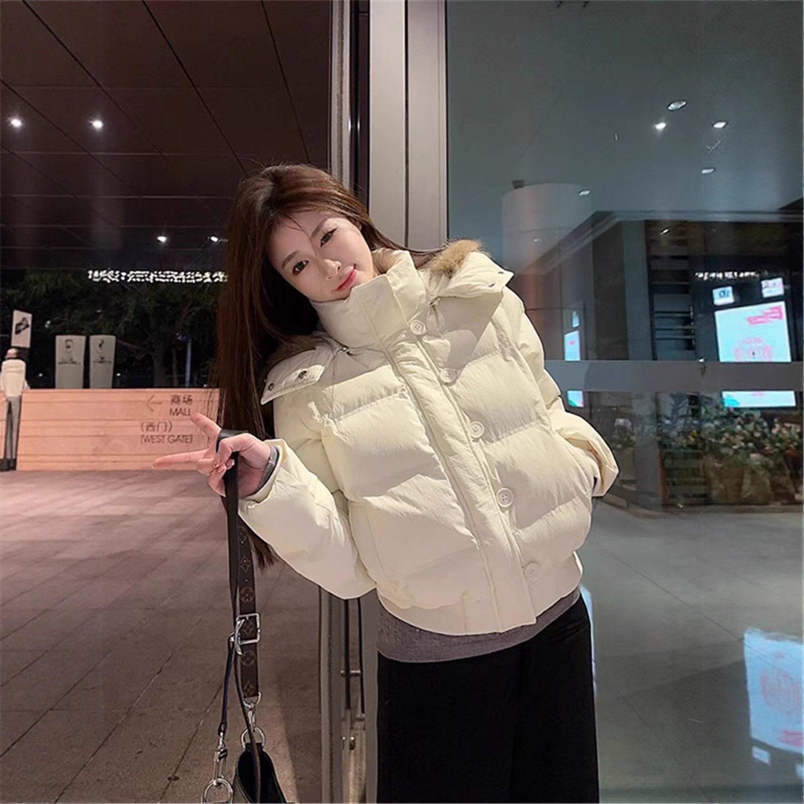 2025년 겨울 여성을 위한 다운 코튼 코트 새로운 스타일의 큰 모피 칼라 후드 디자인 작은 사람들을 위한 두꺼운 따뜻한 코튼 코트