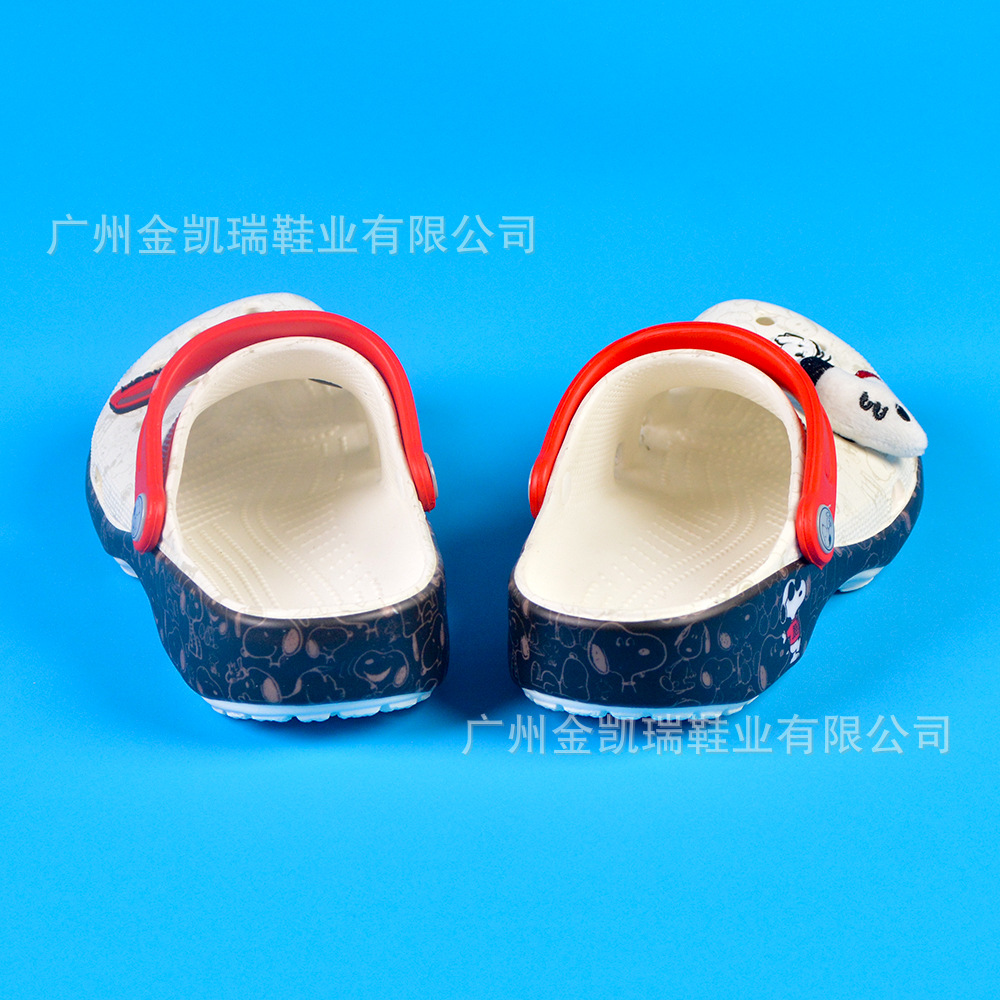 Zapatos con agujeros para niños de marca compartida de Snoopy de segunda generación, zapatos de playa geniales, zapatillas de Baotou personalizadas casuales antideslizantes y transpirables