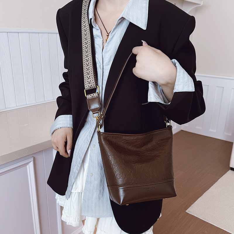 Cross-border 2025 invierno nuevo retro bolso de balde de mujer simple de gran capacidad bolso de hombro para viajar mochila