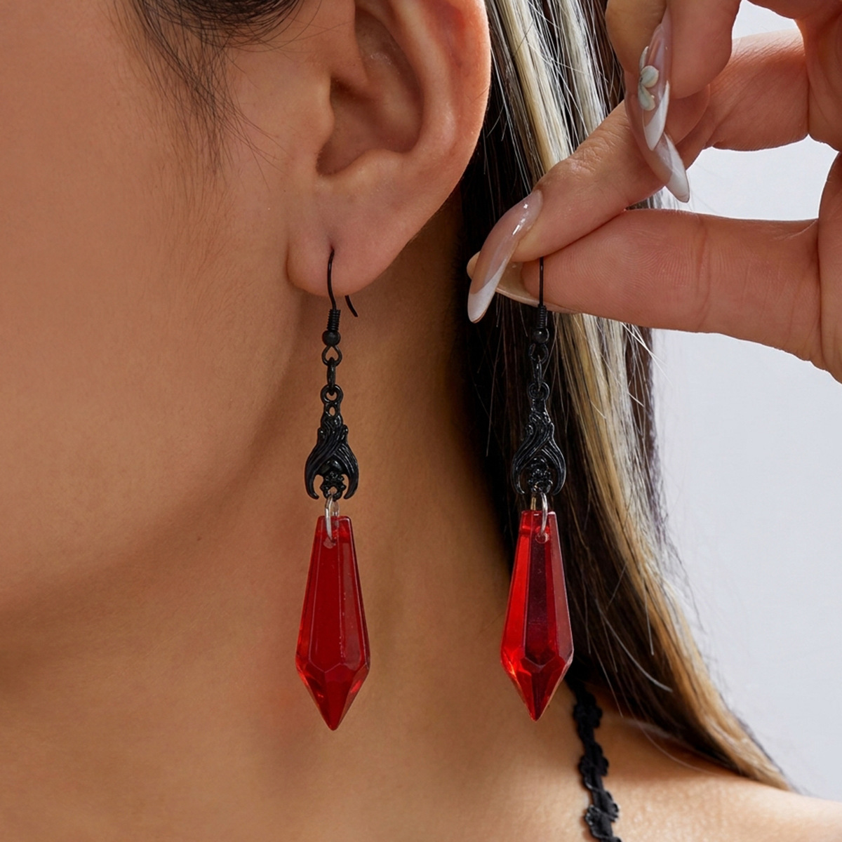 Aretes de Halloween series de diseño gótico oscuro color de choque murciélago colgante de cristal orejas nicho femenino retro