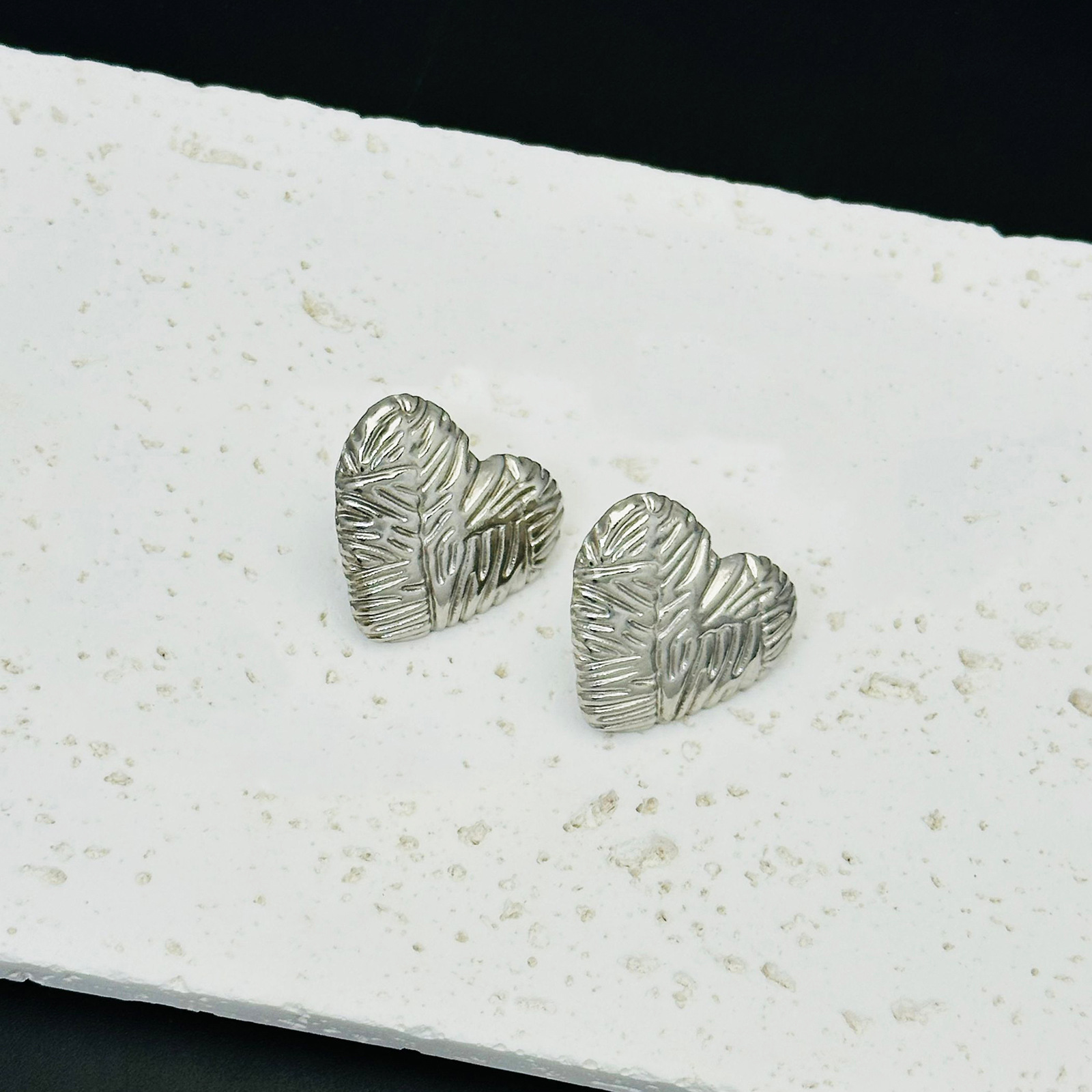 Pendientes de acero inoxidable a rayas cuadradas de tendencia de alta gama transfronteriza europea y americana Pendientes de 18K de lujo ligero para mujer al por mayor