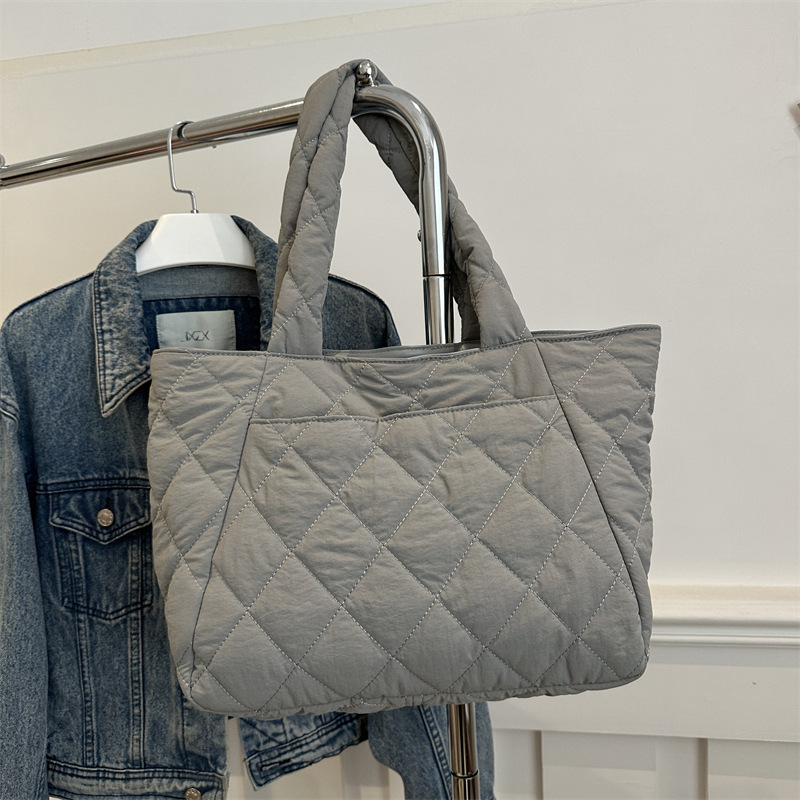 Bolso de tela de nylon bolso de mujer gran capacidad otoño / invierno 2024 nuevo bolso de hombro casual bolso de viaje de diamante