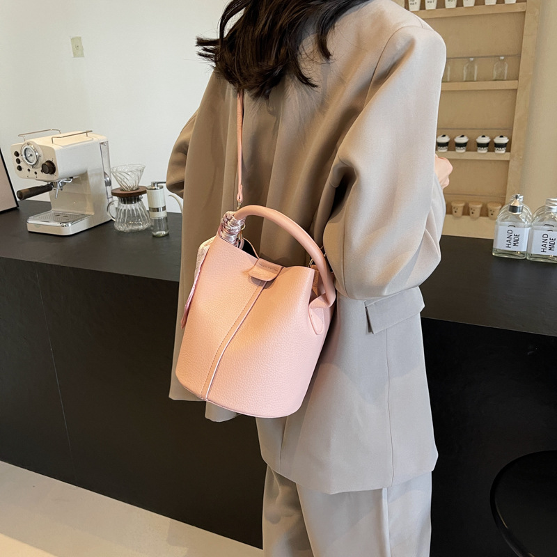 Simple y universal nicho bolso de cubo para mujeres 2025 nuevo bolso de hombro de moda casual súper caliente bolso de hombro portátil