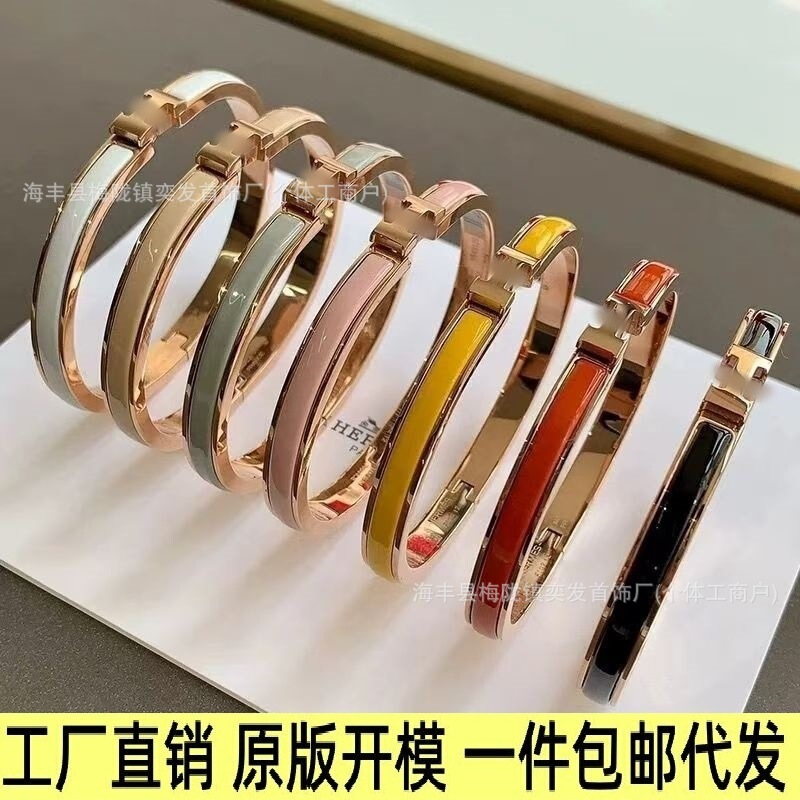 V Gold High Version Aijia H Buckle Letter Bracelet Enamel Color Male and Female Couple Pig Nose Fashion Versatile Black Warrior Bracelet V Gold High Version Aijia H Buckle Letter Bracelet Enamel Color Male and Female Couple Pig Nose Fashion Versatile Black Warrior Bracelet