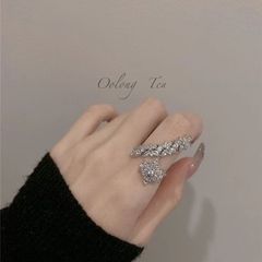 富家の千金の花のダイヤモンドの指輪の気質は百合の高級感の雰囲気に合わせて口を開けて戒めることができます。