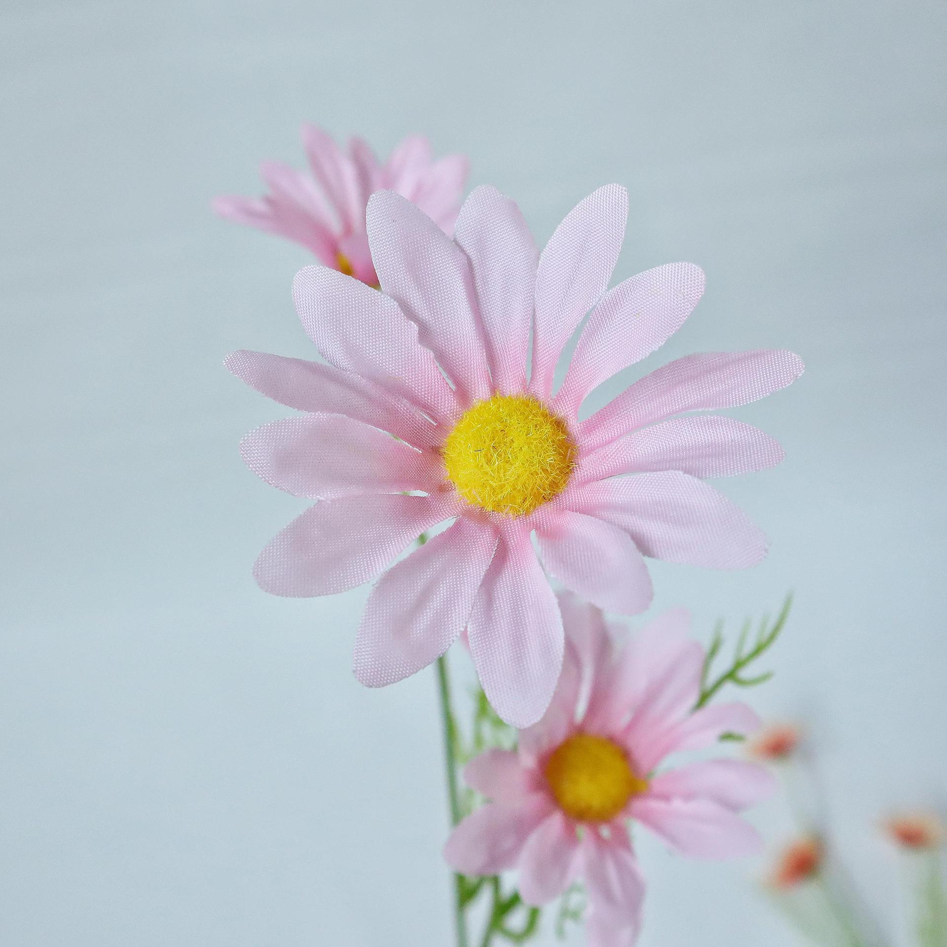 Crisantemo holandés artificial de 5 cabezas para decoración de bodas y hogar, accesorios para fotografía, flores artificiales pequeñas de margarita hechas a mano al por mayor.