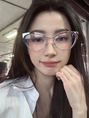 Retro Gold Triangle Cat-Eye Plain Style Glasses, Suitable for Myopia with Blue Light Protection, Stylish for Women, Western and Eastern Style