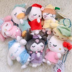 玉桂犬のクロミ美楽蒂はうつ伏せになります。