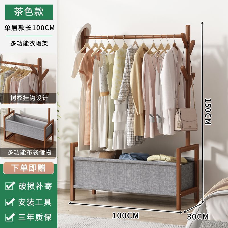 寝室の夜に寝て、ズボンを掛けてハンガーを収納します。