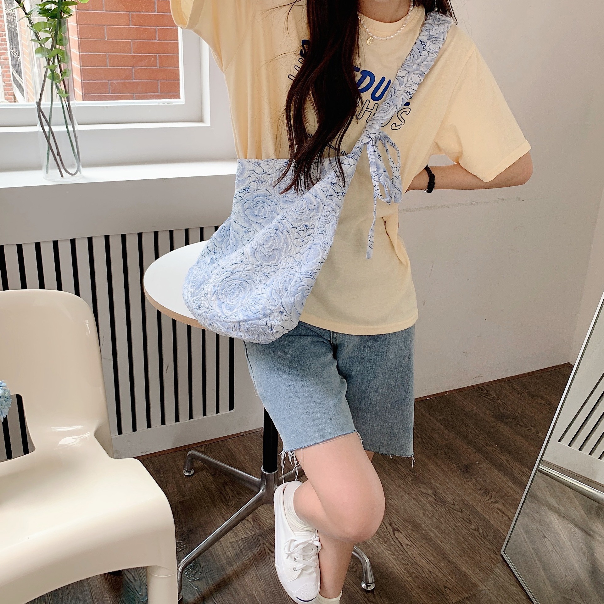 Wholesale of 25244 Jacquard blue rose large-capacity portable bags, clutch bags, storage bags, ladies' tote handbags undefined