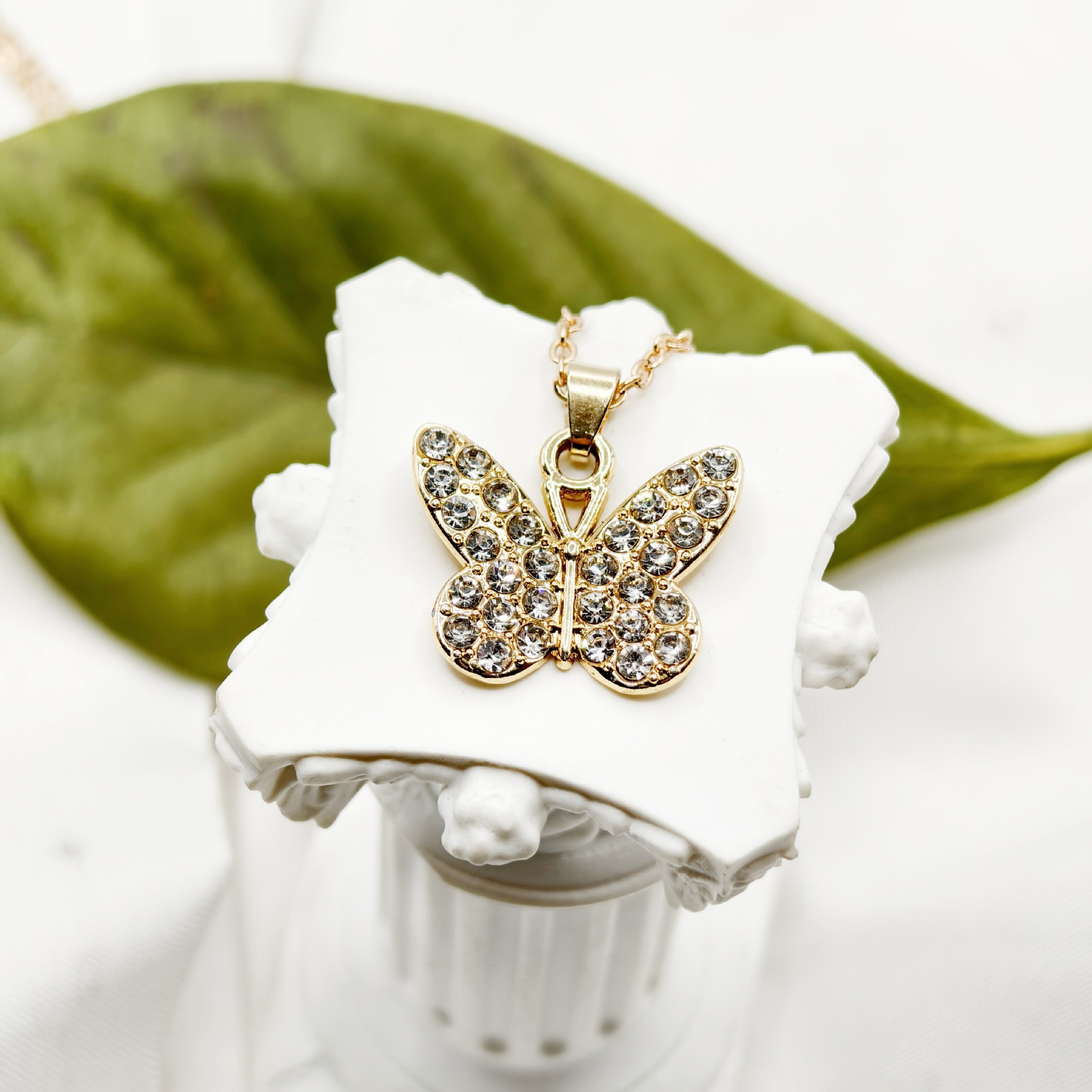 Collier papillon incrusté de diamants, un bijou tendance et très populaire en Europe et en Amérique. Pendentif au design moderne et original, idéal pour une clientèle féminine de niche._voghion.com