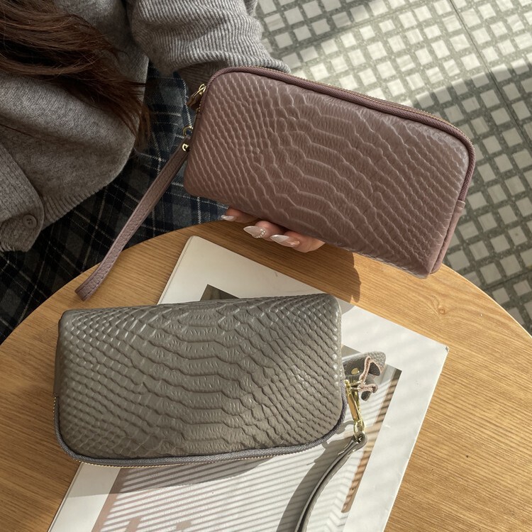 Genuine Leather Crocodile Pattern Clutch Bag, Mom Style, Fashionable and Versatile, Large Capacity, Three-Layer Zipper Wrist Bag for Women Genuine Leather Crocodile Pattern Clutch Bag, Mom Style, Fashionable and Versatile, Large Capacity, Three-Layer Zipper Wrist Bag for Women