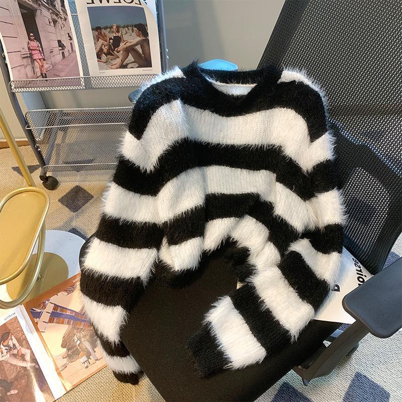 Short black and white striped mink velvet sweater women's autumn and winter loose long sleeve lazy soft glutinous sweater small top Short black and white striped mink velvet sweater women's autumn and winter loose long sleeve lazy soft glutinous sweater small top