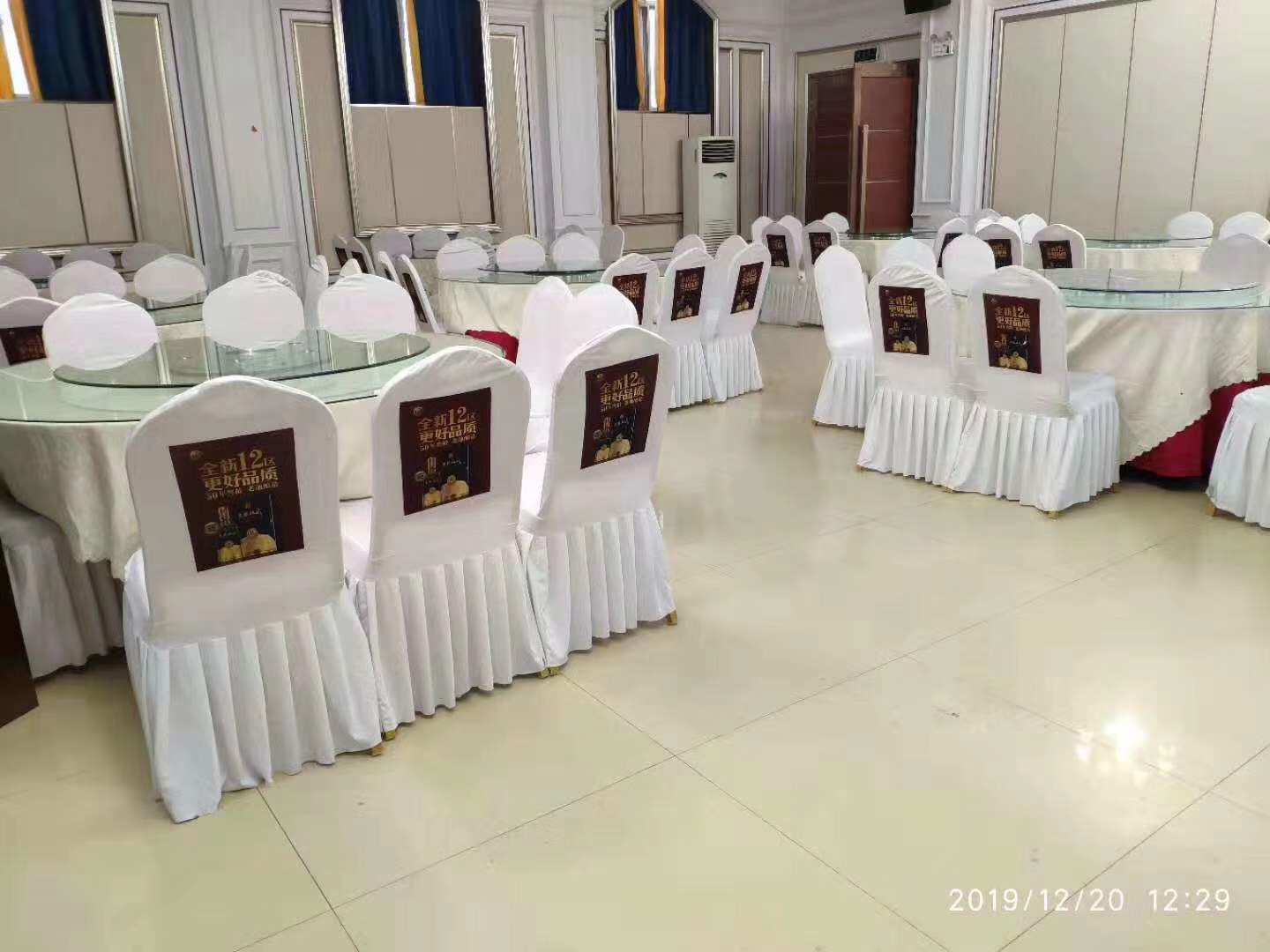 Elastik süt ipek sandalye kılıfı katlı etek sandalye örtüsü düğün otel bütün kanepe örtüsü dış ticaret toptan otel tekstili