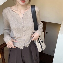 秋冬の新型vネックのニットの女性の薄い長袖の純色の短いタイプの外は身を修めるセーターのカーディガンの上着を掛けます。