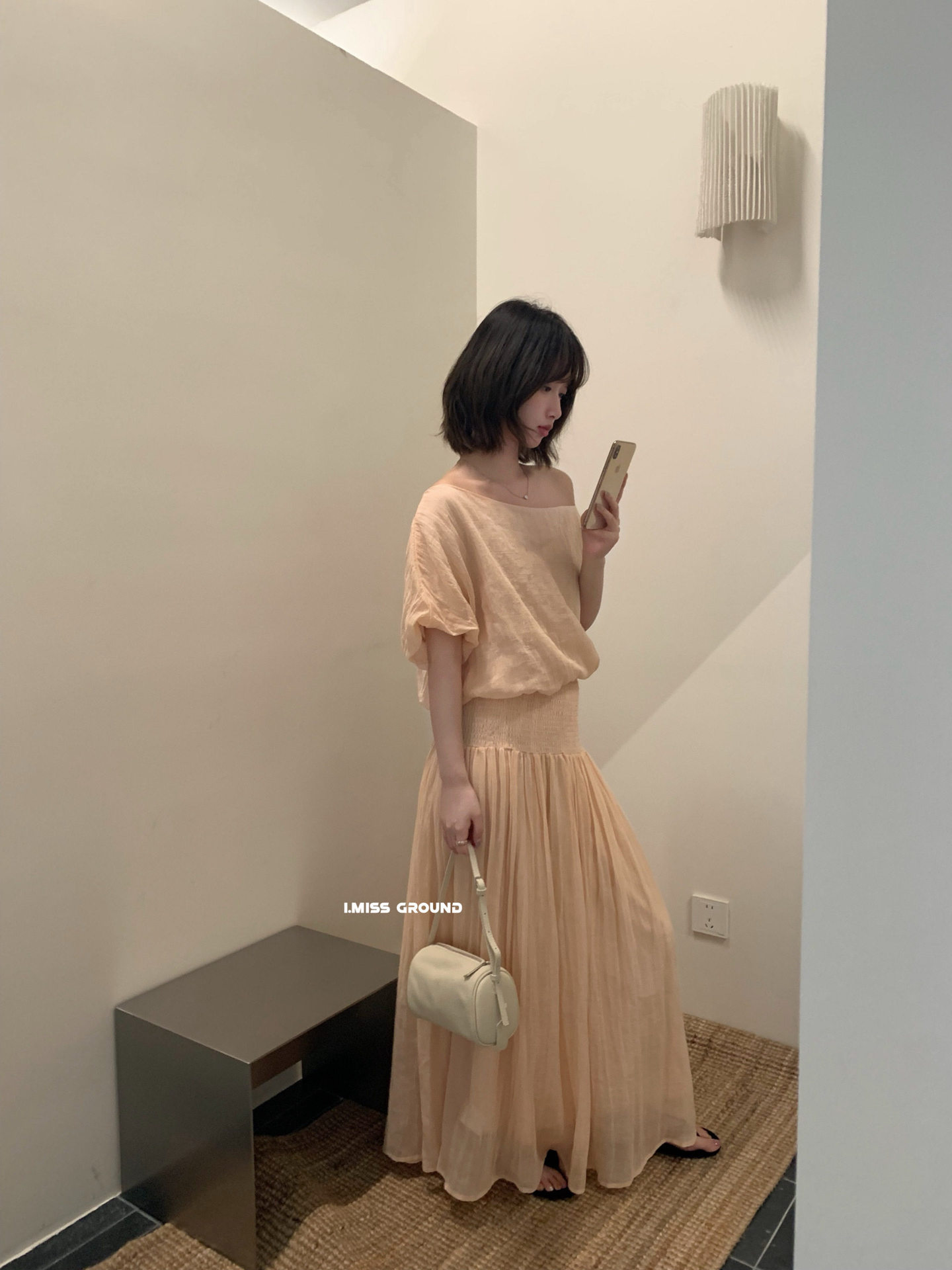 Bộ áo sơ mi lệch vai ngắn tay kết hợp chân váy xếp ly nữ tính phong cách Hàn Quốc — Áo sơ mi trắng, Áo sơ mi hồng cam, Chân váy hồng cam, Trắng nửa váy chi tiết 11