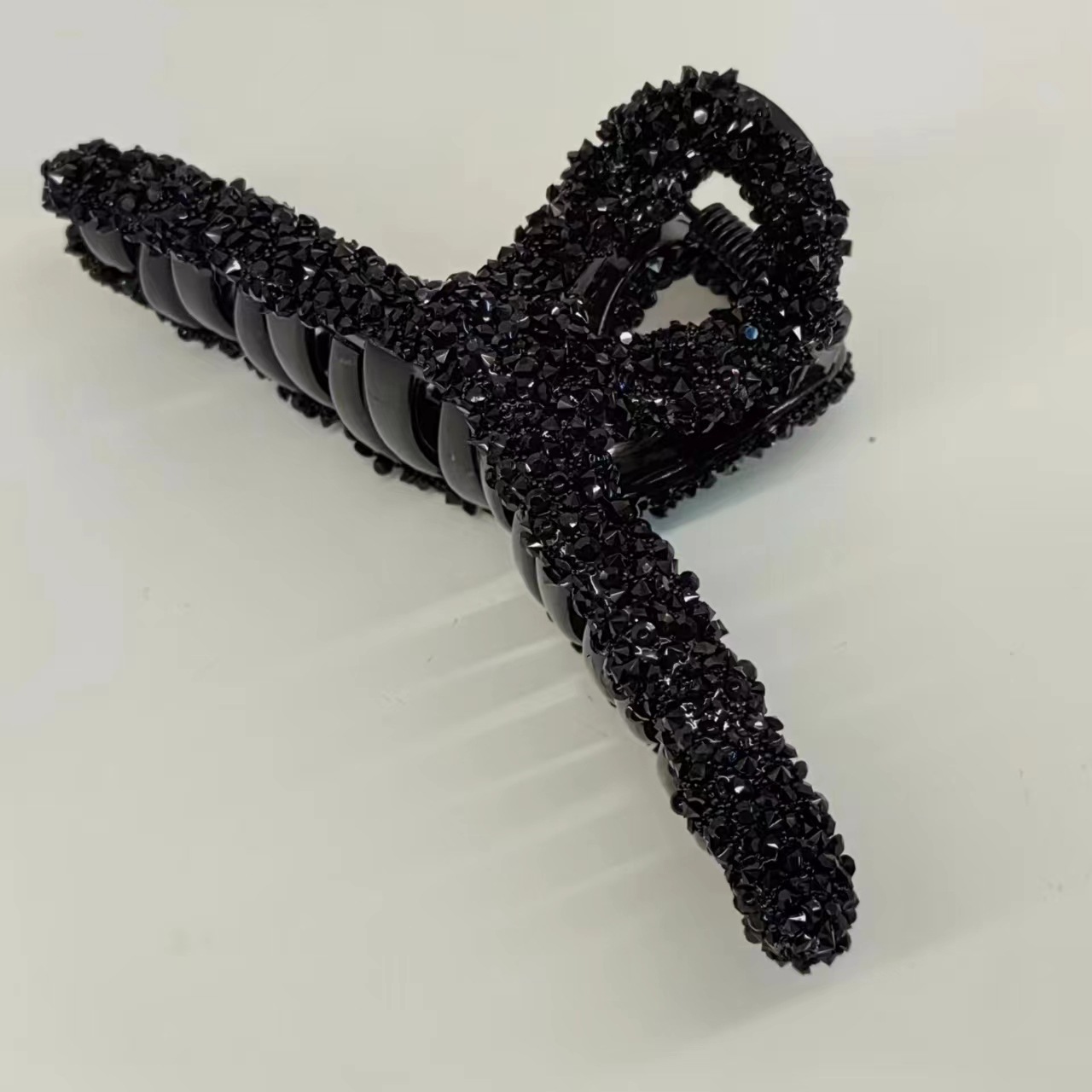 Pinza shark con detalles de diamante imitación – elegante, con cinta decorativa image 6