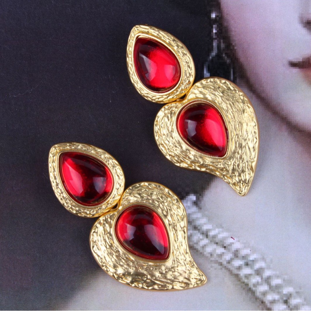 Retro French Metal Unique Heart Earrings for Women Elegant Ruby ​​Inlaid Pearl Earrings Baroque