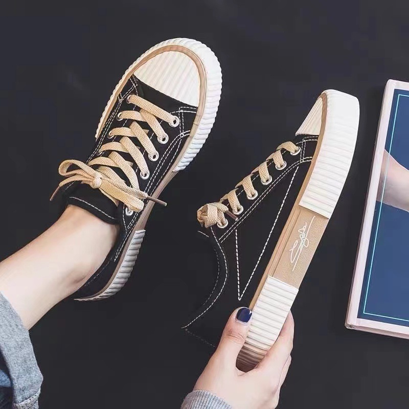 2023 primavera y otoño nuevos zapatos de lona estudiantes femeninos zapatos de tablero con cordones zapatos de galletas zapatos transpirables zapatos casuales de mujer zapatos blancos