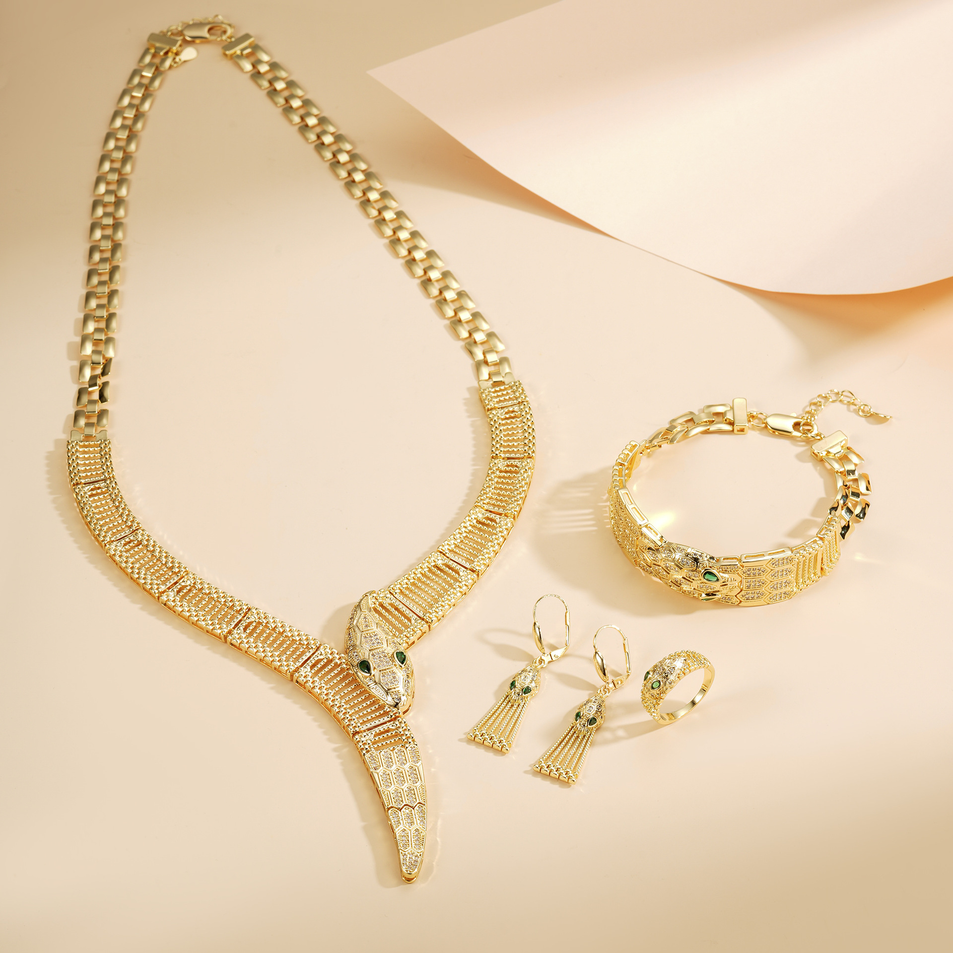 Diseño de moda transfronteriza personalidad sensación de serpiente conjunto de joyería collar pendientes pulsera anillo conjunto de cuatro piezas de gama alta europea y americana