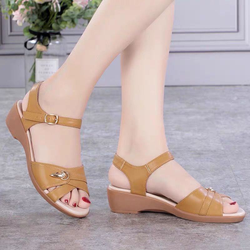 Nuevas sandalias de verano de 2025 para madres con tacones planos de cuero suave y suave para sandalias antideslizantes de mediana edad