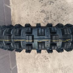120/90-18新しいオフロードタイヤの中性が柔らかい滑り止め耐摩耗性