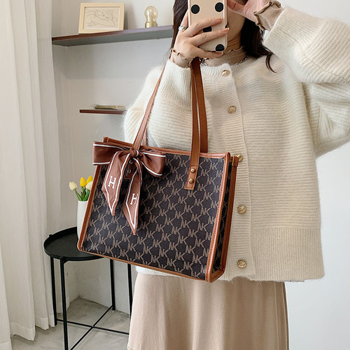 Large-capacity silk scarf bag for women  new trendy fashion shoulder bag Internet celebrity tote bag texture bag for women under the arm