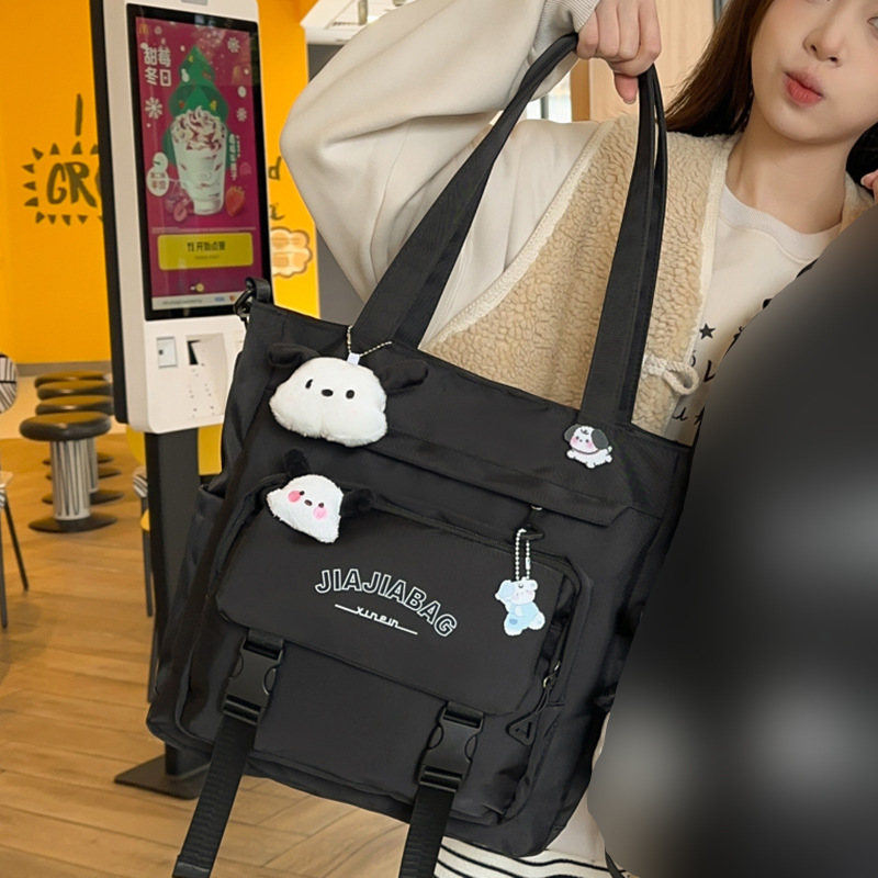 배지 3개 + 홍당무 강아지 + 검은 귀 강아지 펜던트가 달린 블랙 숄더백