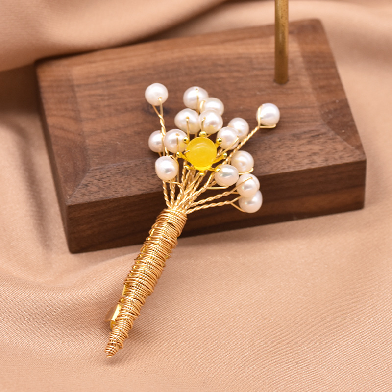 Broche de perlas naturales con borlas de bambú marino y flores, moda de alta gama, redondo y exquisito, broche de perlas estilo Chanel de alta calidad para mujer.