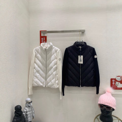 高版本蒙家25ss新款女士V字纹拼接立领轻薄羽绒服时尚休闲显百搭