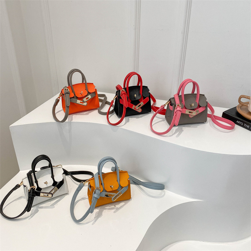 Bolso de hombro estilo coreano para niñas, elegante mini bolso cruzado de color liso para niños, nueva colección otoño 2025, bolso infantil de comercio exterior.