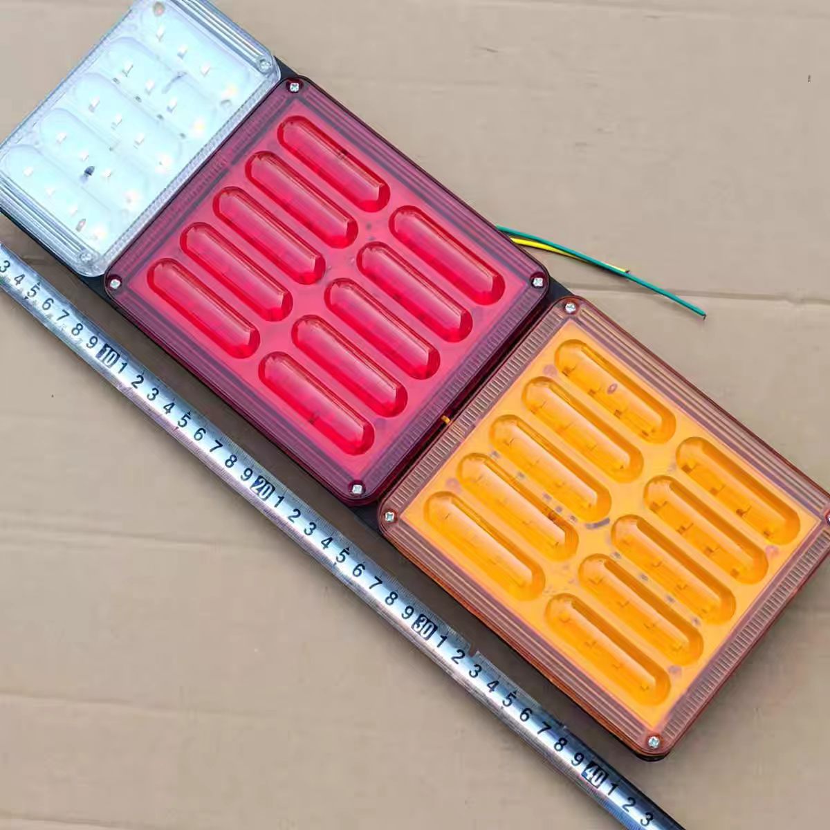 Juniwang Truck Semi-Trailer Rear Tail Light 24V Pc Material Anti-Smash Resistant to High Temperatures Comes with Installation Screws