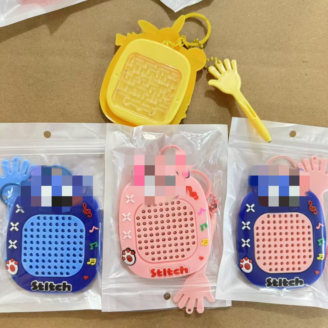 Llavero de dibujos animados creativo Tablero de dibujo magnético, laberinto de cuentas para caminar, descompresión, mochila escolar de juguete, puesto colgante, pequeño regalo al por mayor