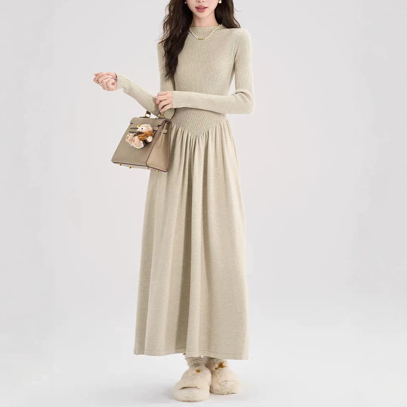 French Hepburn-style black dress with a half-high collar, suitable for autumn and winter, worn as a base layer under a mid-length coat or as a long sweater dress