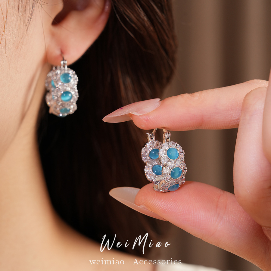 Azul, piedra de ojo de gato, perfiles de orejas redondos, temperamento de personalidad, pendientes de lujo ligero, conjunto de joyas de alta calidad.