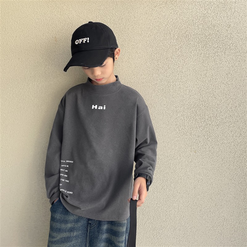 Camisa de fondo de estilo occidental para niños 2023 Otoño e Invierno nuevos niños estilo coreano Camiseta de manga larga para niños de terciopelo medio y niños grandes