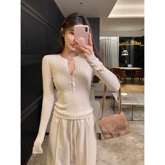 法式温柔风鹅黄色针织上衣女早春气质修身显瘦薄款软糯长袖毛衣