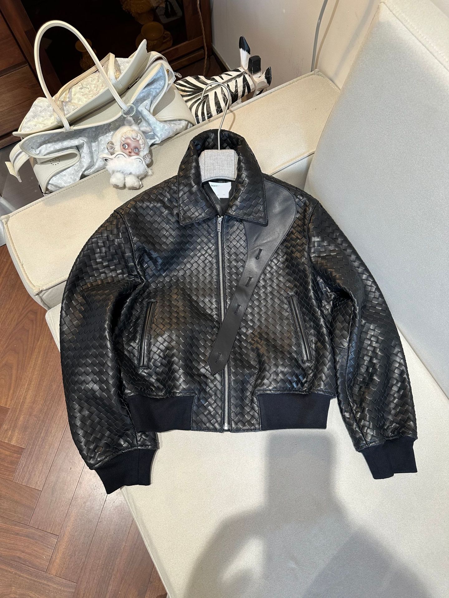 Qadın süni dəri qısa jaket, yaxalı toxuma teksturalı