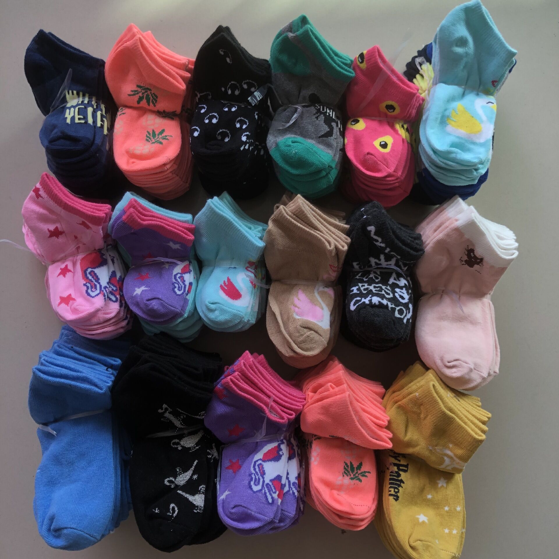 Calcetines al por mayor de los niños calcetines de paraíso de los niños baratos cuatro estaciones calcetines de barco comercio exterior exportación patrón de dibujos animados pequeño regalo