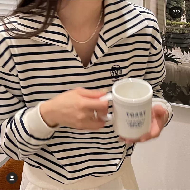 (Qi Qi Qi) เสื้อสเวตเตอร์แขนยาว คอโปโล ลายทาง พิมพ์ลาย แนวลำลองสไตล์ฝรั่งเศส ทรงหลวม ของเจียงชีฉี แบจูฮยอน เจิ้งเอนตี้