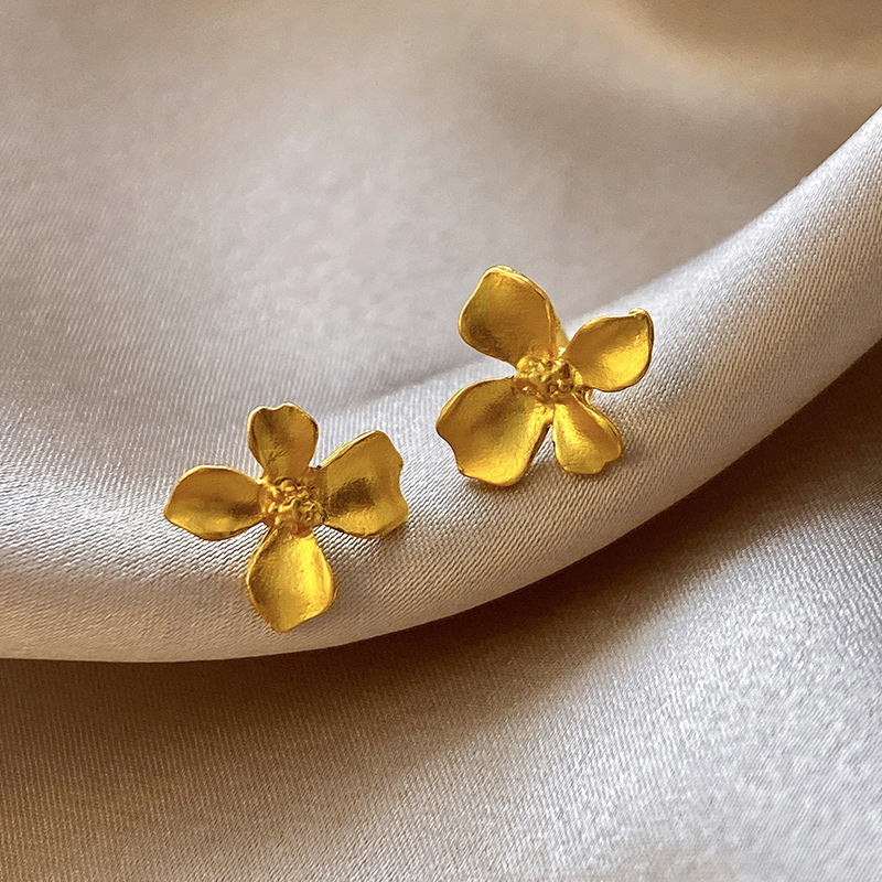 Aguja de plata de moda alta sensación de diamante de goteo de aceite pendientes nicho universal elegante pernos de orejas ligero lujoso temperamento simple orejas para mujeres