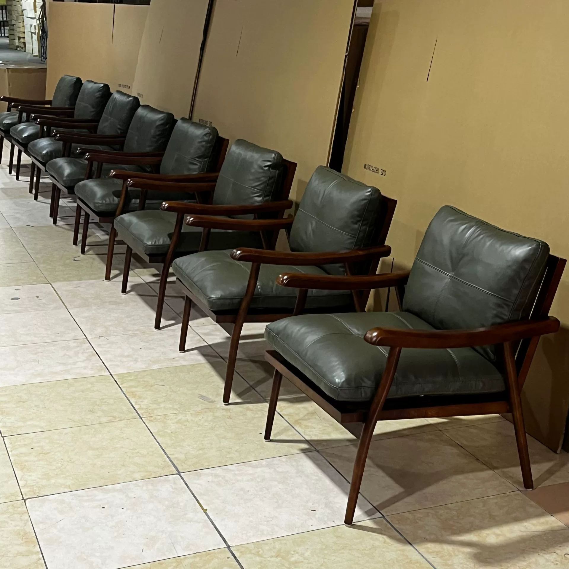 Color de nuez negro madera de cera blanca diseño moderno sala de estar sofá silla de madera de cuero casual nórdica