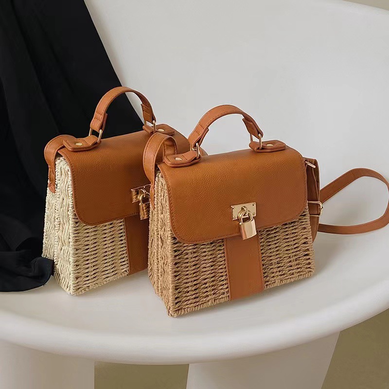 Bolsa de paja de diseño de nicho para mujeres 2023 nueva moda en línea popular bolsa de mensajero portátil pequeña bolsa cuadrada