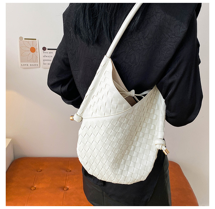 Women's Medium Pu Leather Solid Color Basic Vintage Style Weave Open Underarm Bag display picture 11