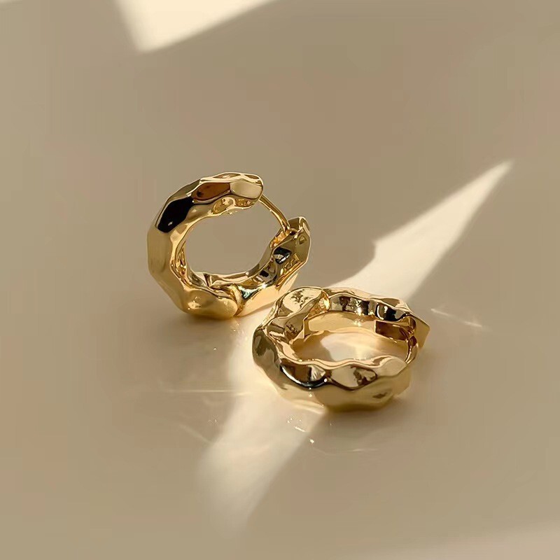 金色の耳飾り ~ 冷たい風の金属の質感の耳の輪のピアスの女性の個性はファッションの欧米の風の爆発的なイヤリングを合わせます。|undefined