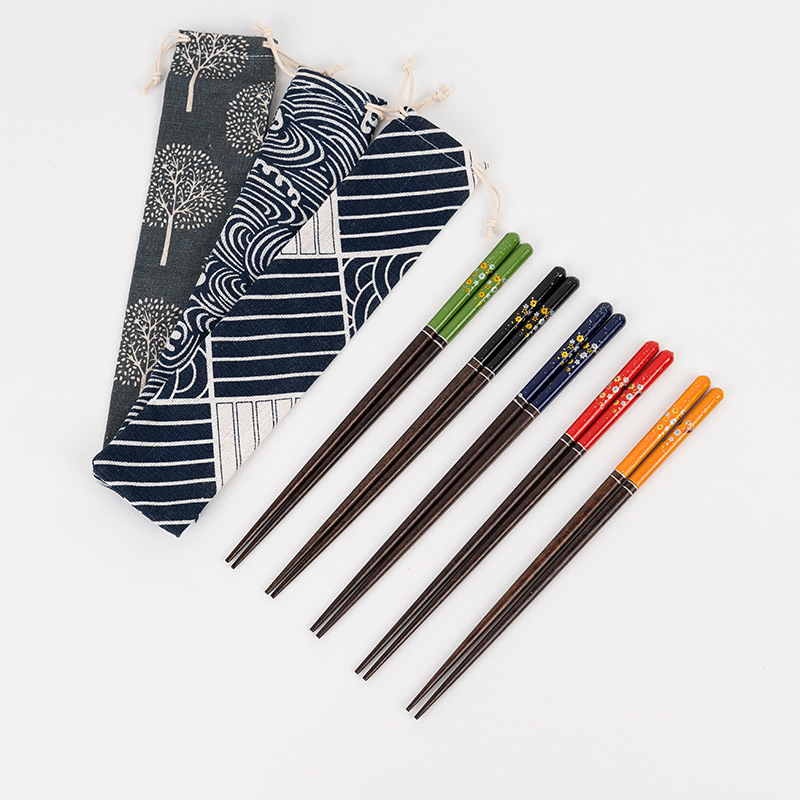 Net Red Creative Estilo japonés Mango de laca Palillos portátiles de madera Cuchara Vajilla de madera Juego de cinco piezas Palillos turísticos Bolsa de tela ecológica