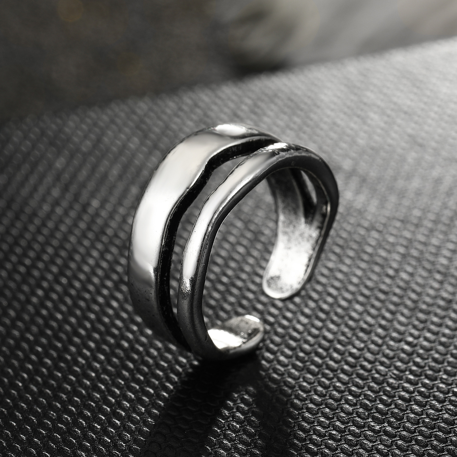 Fashion Geometric Bow Smooth Hollow Metal Ring display picture 11