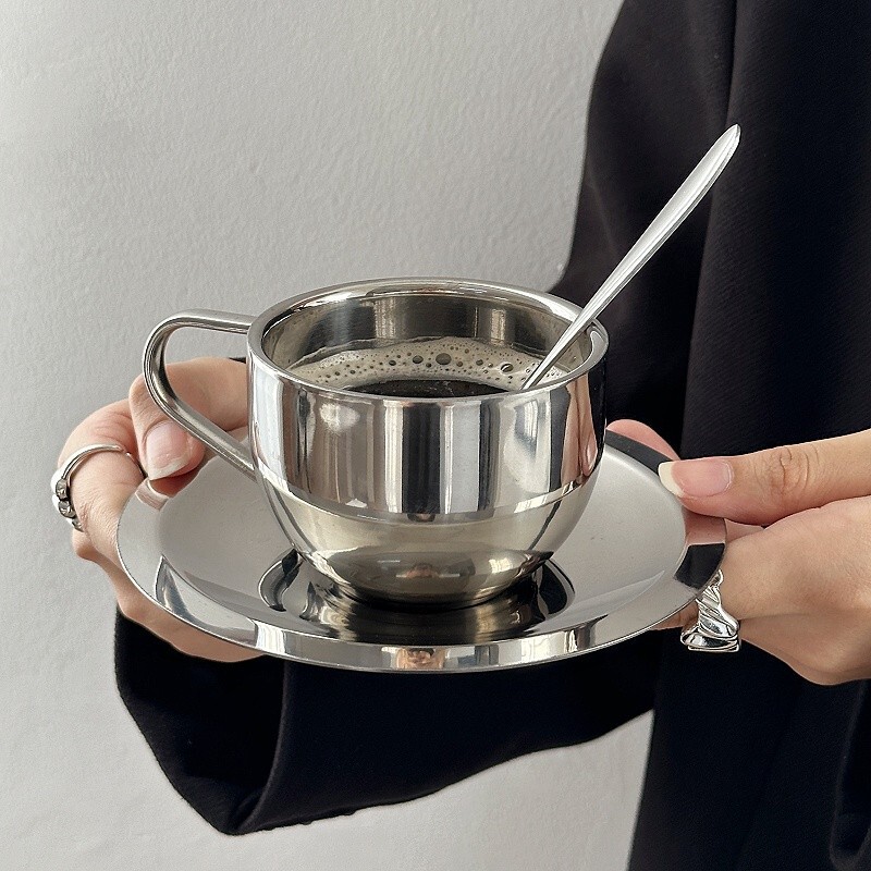 Niche Coffee Cup and Saucer Set, Vintage Stainless Steel Latte Cup, High Aesthetic Designer Style, Exquisite Store-Exclusive Cup Niche Coffee Cup and Saucer Set, Vintage Stainless Steel Latte Cup, High Aesthetic Designer Style, Exquisite Store-Exclusive Cup