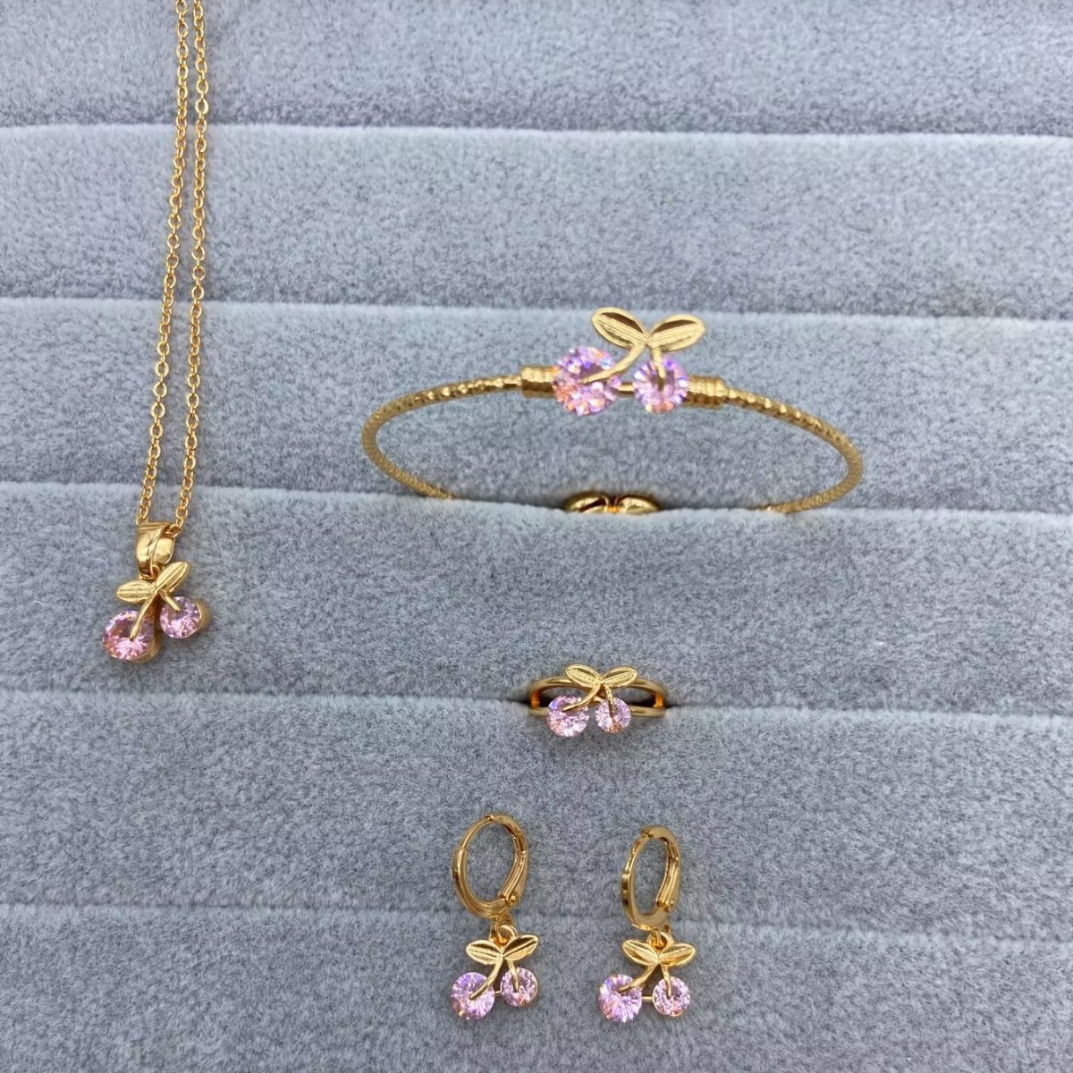 Juegos de joyería para niños series de fruta cereza cobre dorado zircon anillo pendientes brazalete collar joyería conjunto de cuatro piezas